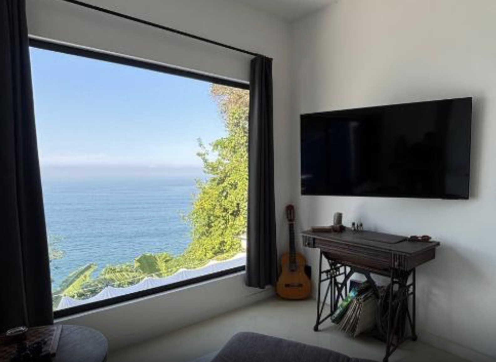 Portas de vidro do Bossa Nova abertas para o terraço.