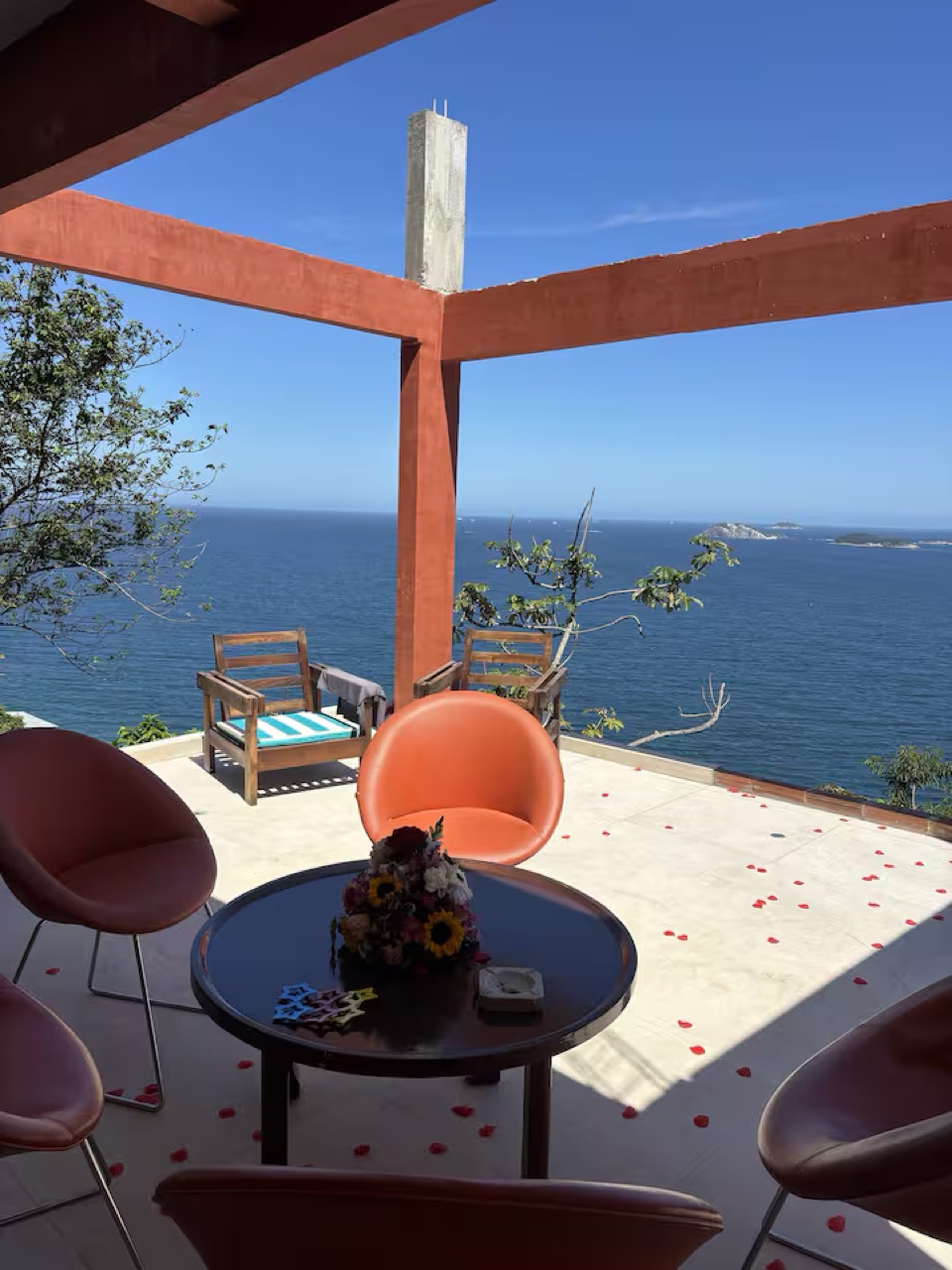 Terraço da Casa Papillon com um mico visitante entre os hóspedes.