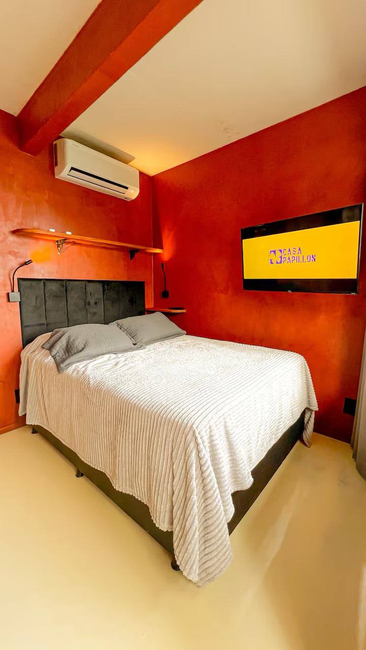 Quarto do Maracujá com cama de casal, ar-condicionado e TV.