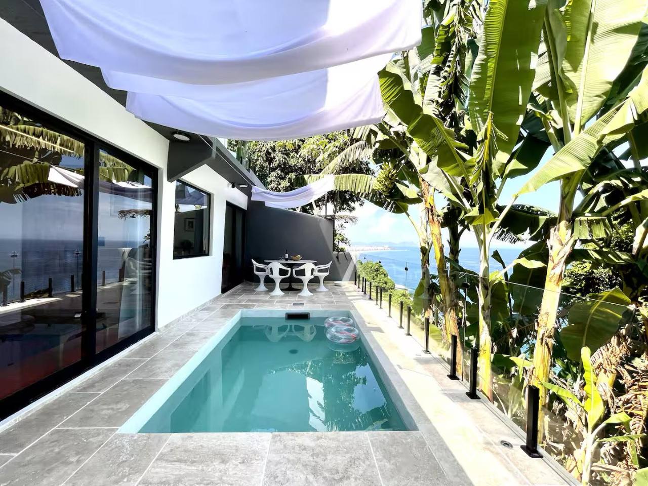 Piscina aquecida da Casa Papillon com vista para o oceano.