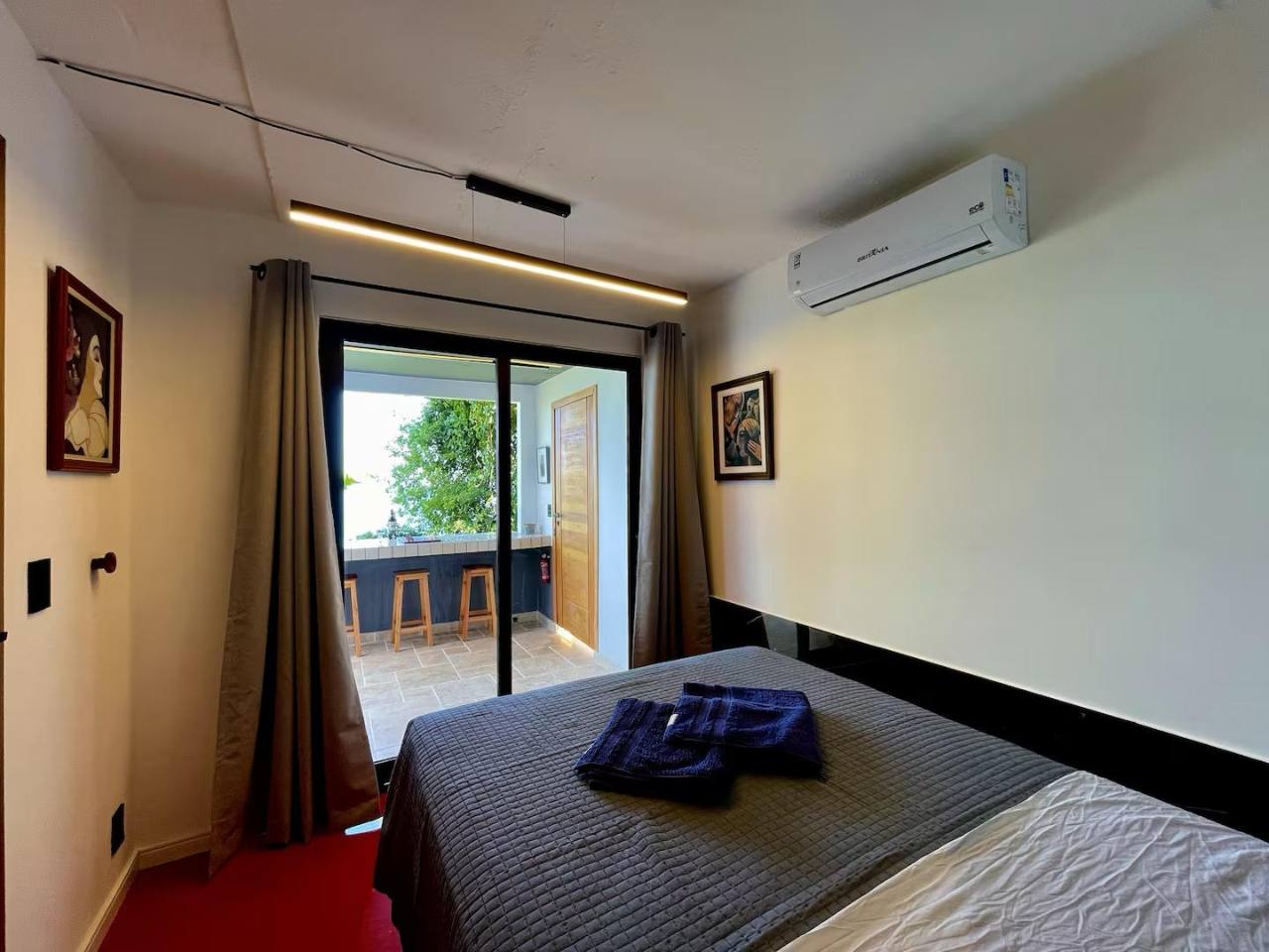 Abrir foto em tela cheia Quarto climatizado com acesso direto ao terraço e ao balcão exterior.
