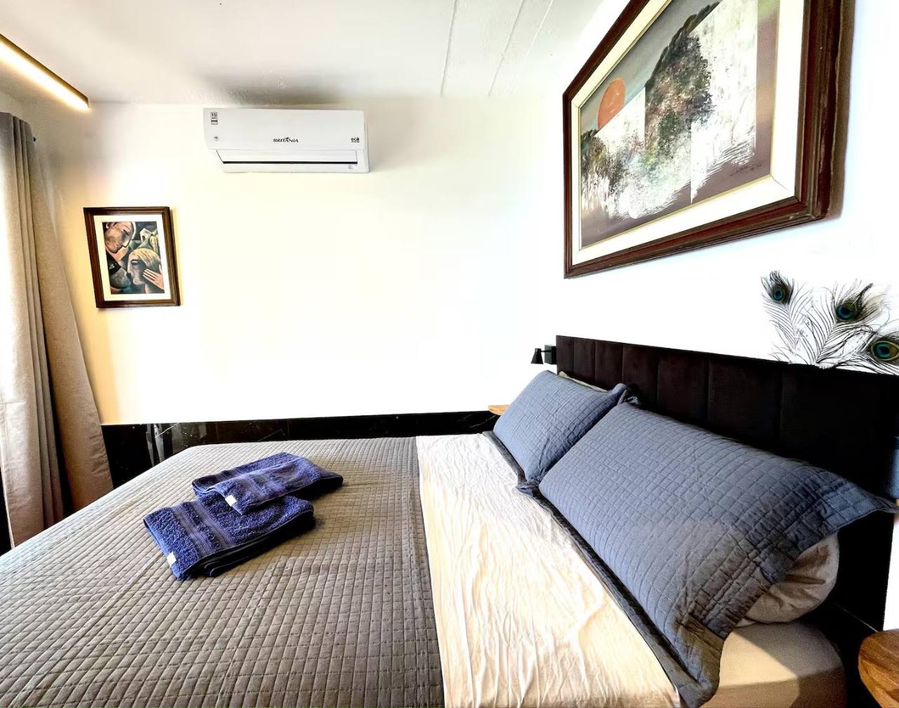 Abrir foto em tela cheia Quarto confortável, climatizado e decorado com obras de arte.